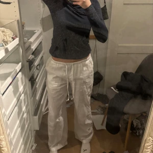 Linnebyxor vita populära  - Säljer nu mina favorit linnebyxor då dem inte kommer till användning längre! Köptes i slutet av förra sommaren och har knappt kommit till användning pågrund av rädsla att förstöra dem. 