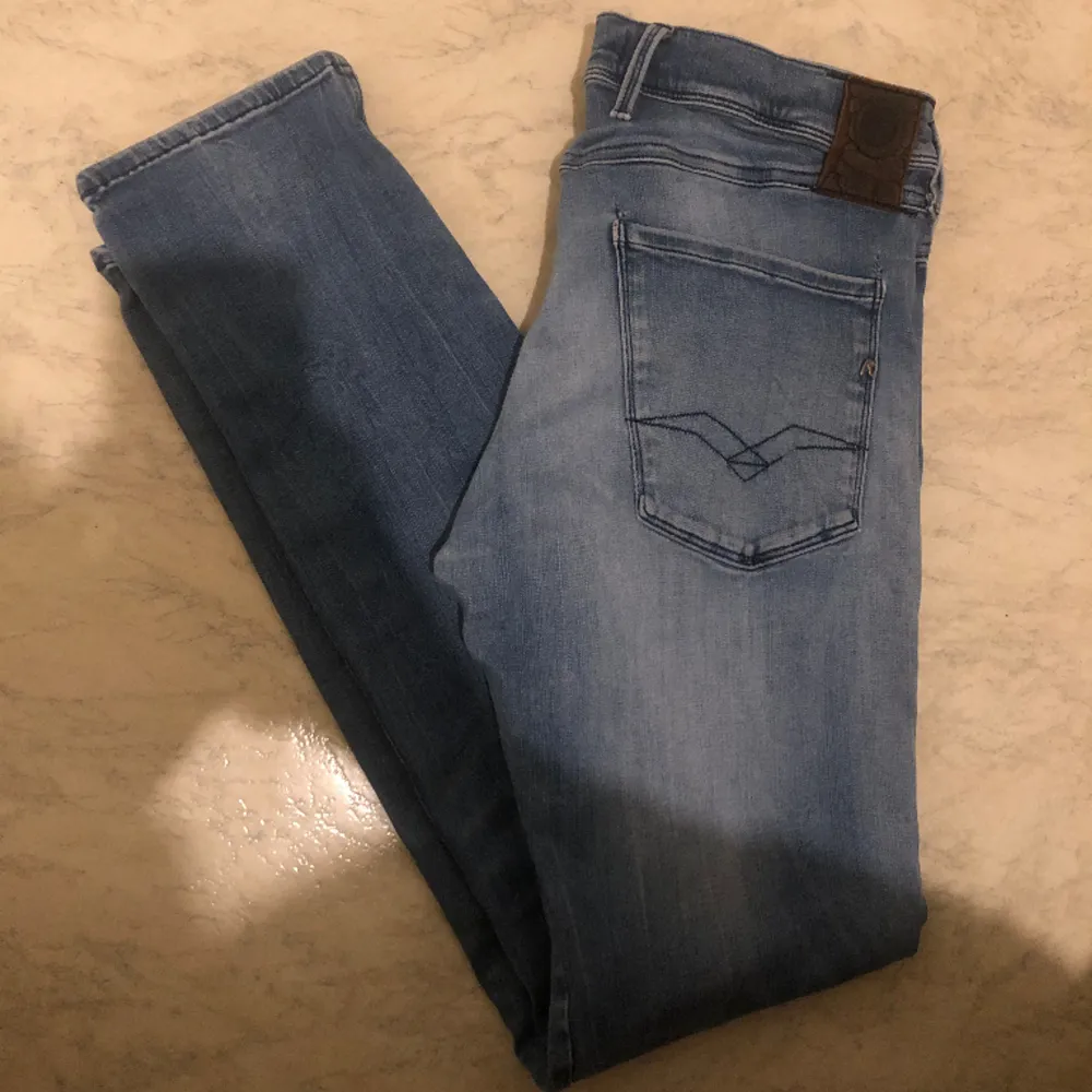 Replay anbass jeans i toppskick i storlek 32/32 som säljs för endast 349kr!  Tveka inte på att skriva till oss vid minsta lilla fundering :). Jeans & Byxor.
