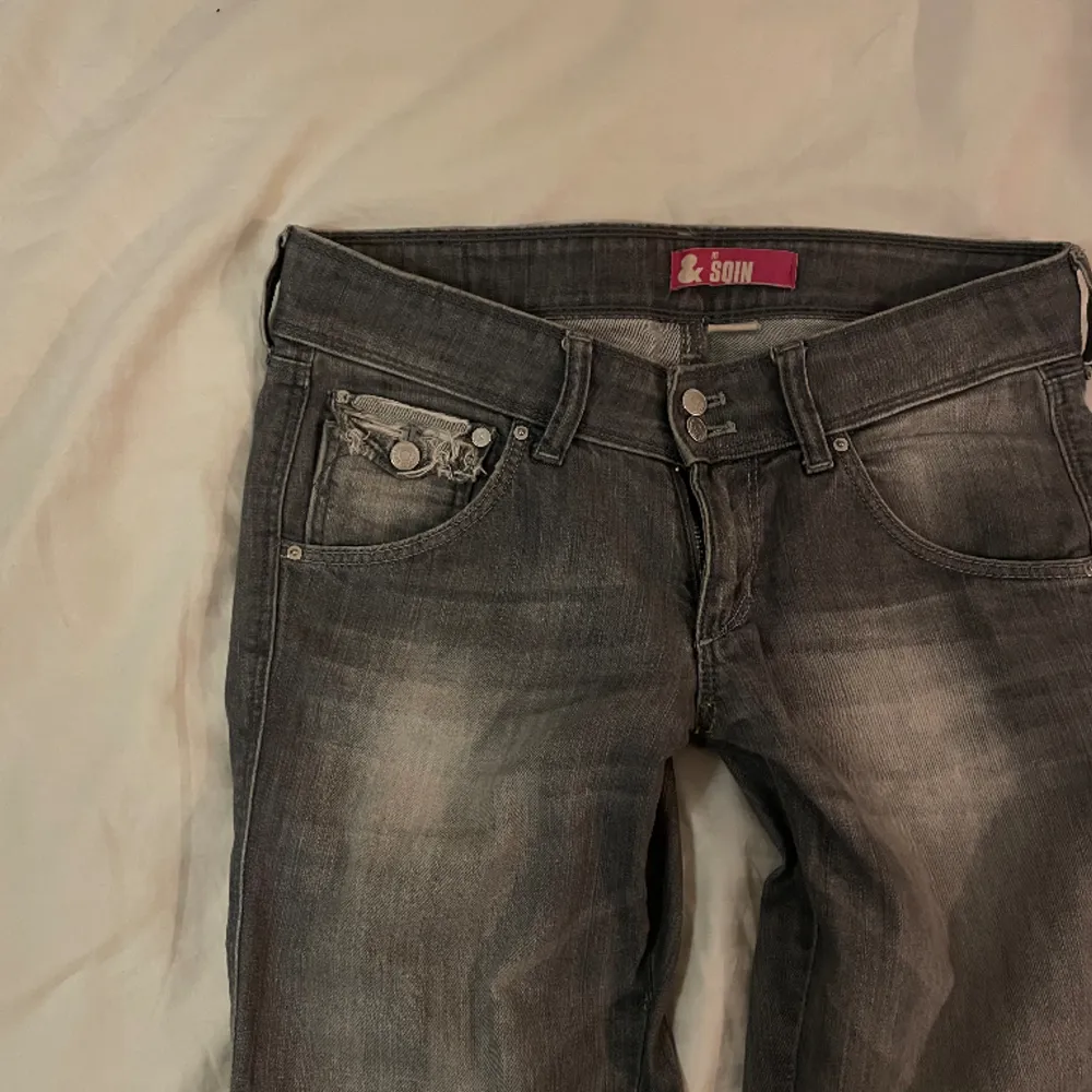 Jättefina gråa lågmidjade jeans från ett märke som heter Squin. Har midjemått 74/strl W26 och innerbenslängd 77-78 ⭐️. Jeans & Byxor.