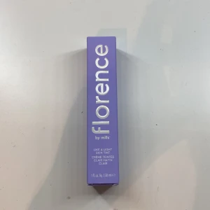 Florence by mills skin tint - Florence by mills skin tint u färgen LM050. Säljer då jag råka beställa två, aldrig använd. Färgen ser mörk ut på kameran se sits bild.