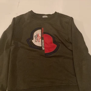 Moncler Sweatshirt - STL S. Som i nyskick. Kan mötas upp i Stockholm. Pris kan diskuteras vid snabbt köp. Äkta såklart, inget kvitto men syns tydligt på kvaliten. Använd runt 10 gånger.