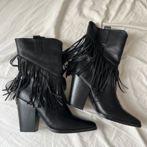 Cowboy boots - Helt oanvända cowboy boots från asos. Strl 36 men stora i storleken, passar mig som har strl 37-38. 