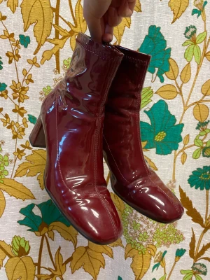 Vinröda skor från Zara - Vinröda klackar från Zara i gott skick. Storlek 38. Säljer då de tyvärr är för små för mig. Köptes för några år sedan men knappt använda på grund av storleken. Kan mötas upp i Stockholm 🫶🏼