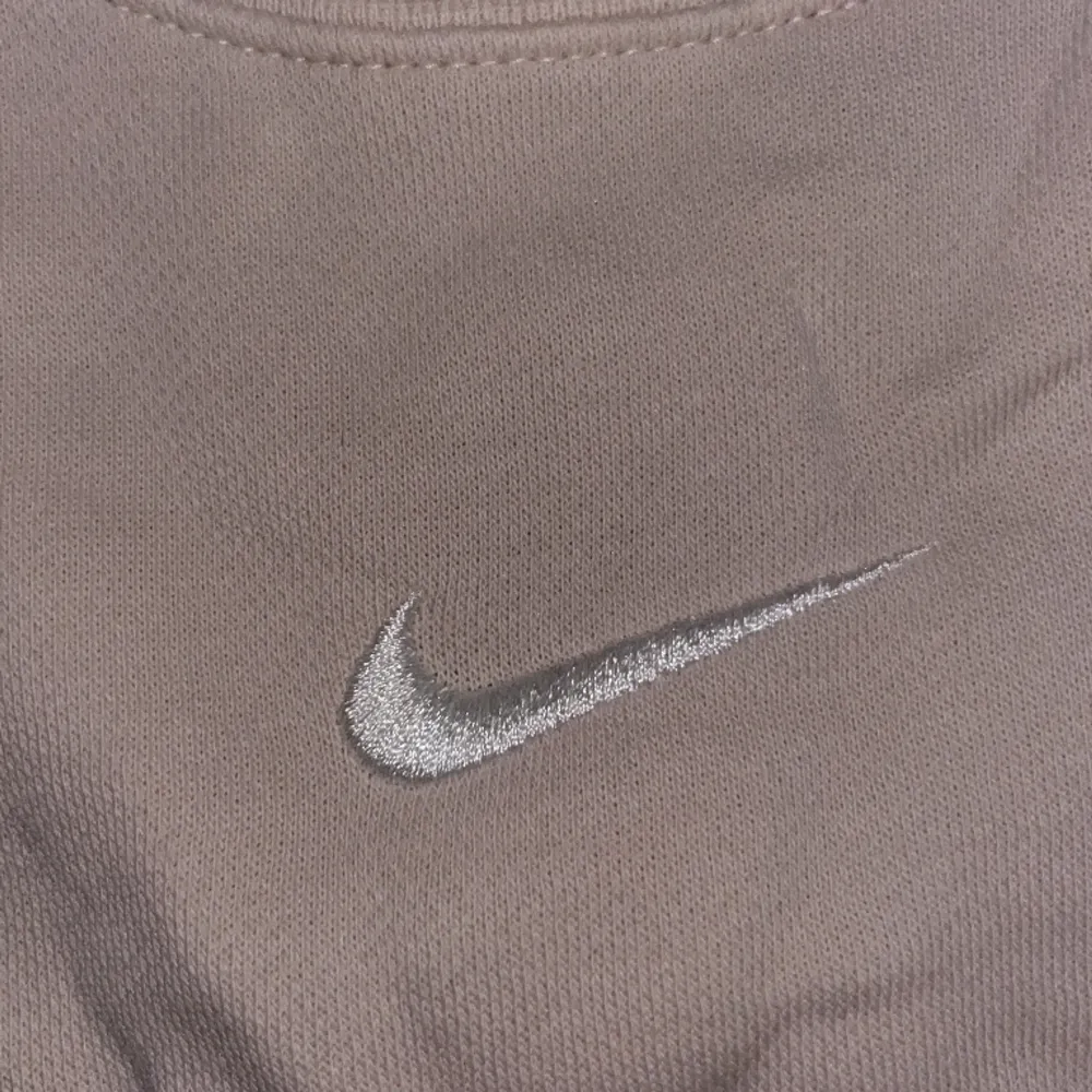 Beige långärmad tröja från Nike, lite croppad! Inga fläckar eller nagot. Koparen star for frakten! Storlek S! Pris diskuteras!. Tröjor & Koftor.