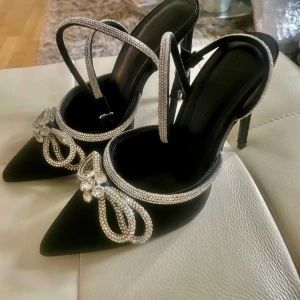 Nya festklackar stl 36 strass - Snygga bekväma stilettos med ställbar rem i vristen. Oanvända stl 36