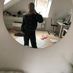 Svarta skinnbyxor - Svarta Skinnbyxor  Storlek 32  Från amisu 