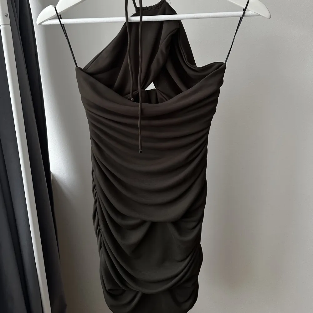Såå snygg klänning från Zara!! Aldrig använd🤎. Klänningar.