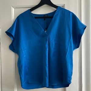 Kortärmad blus - Kortärmad blus från Vero Moda. Helt ny med lappen kvar! Nypris 299kr