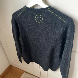 Broderad ull tröja - 100% ull tröja. Ursprungligen köpt på uniqlo med jag har köpt den på välsorterad second hand. Därav verkar de coola broderierna vara handgjorda. 😍 står S men jag skulle säga xs-s. Bra skick. Skonsamt tvättar och avnopprad. 
