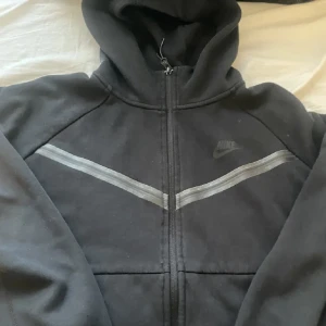 Nike Tech kofta  - Har bara använt den 2 gånger. Väldigt fin men använder inte den. Den verkar stor för att den är i storlek L men den är typ storlek M. Köpte den för 1,300 säljer för 450kr Kan sänka priset🫶🏽🫶🏽 Skriv om ni är intresserad vill gärna sälja den snabbt❤️