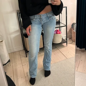 Lågmidjade bootcut jeans  - Älskar😍 Midjemått: 40cm Innerbenslängd: 82cm 