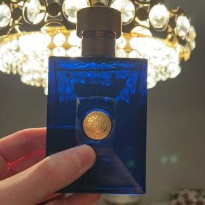 Versace Dylan Blue EdT - 100ml stor flaska men kanske 90-95ml kvar.  Låda till parfymen finns inte med då den köptes i ett paket med andra produkter.