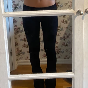 Träningsbyxor - Lågmidjade (nervikta) och bootcut ribbade träningsbyxor. Sköna och bra men näst intill oanvända