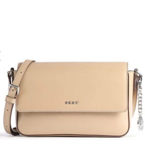 DKNY axelväska  - DKNY väska, knappast använd, inga tecken på användning den ser helt ny ut både på utsidan och insidan. Har använt väldigt få tal gånger. Ordinarie pris cirka 1900. Pris kan diskuteras