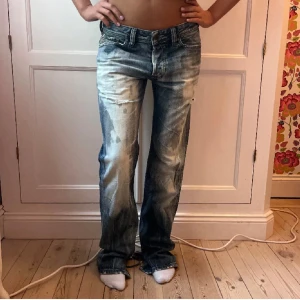 Coola jeans  - Skit snygga jeans, använda fåtal gånger! Midjemått 84cm, innerbenslängd 84cm💖💖