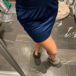 Satin minikjol - Superfin blå satin minikjol från Gestuz i storlek 38