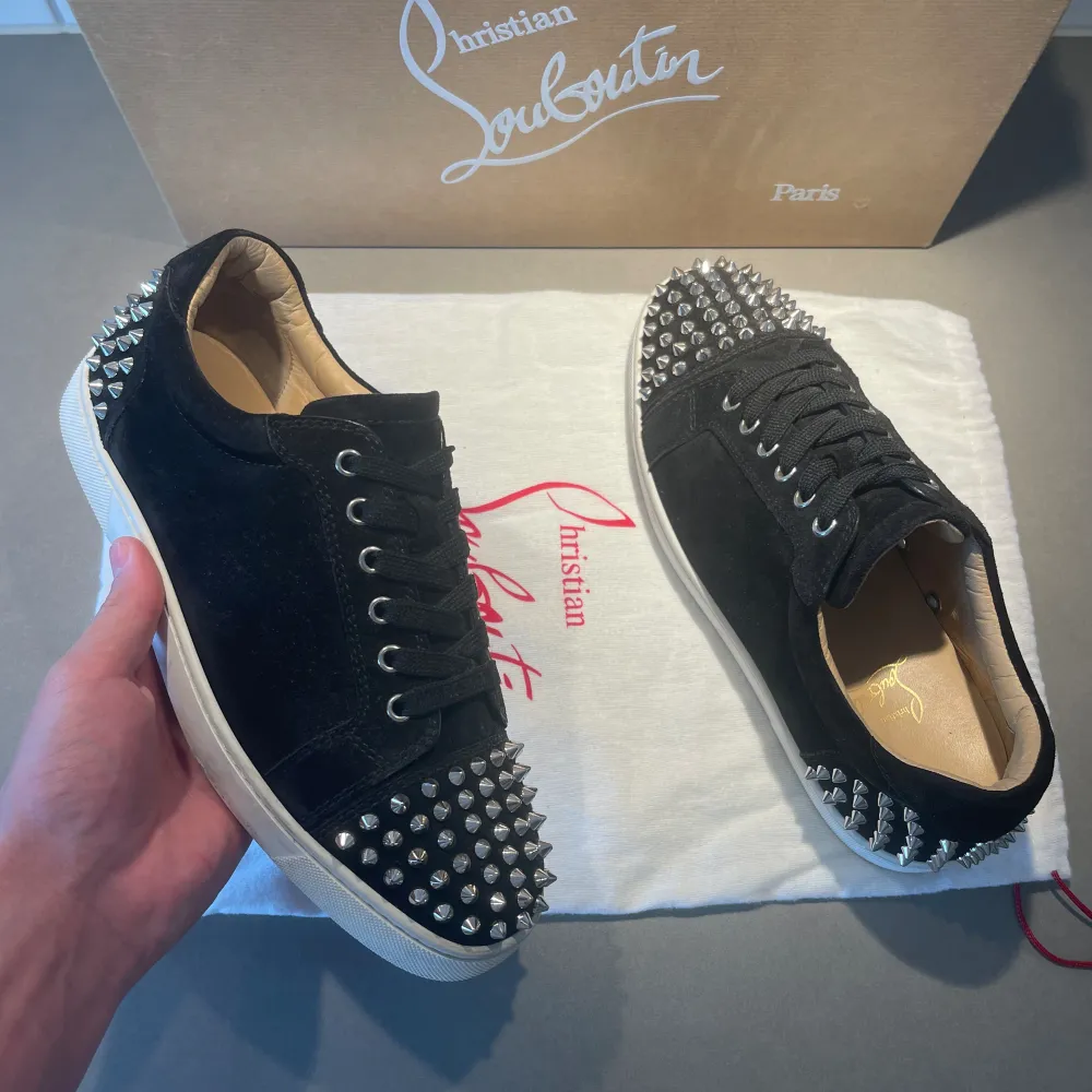 ‼️VI TAR EJ BYTEN‼️ Christan Louboutin sneaker | Skick: 9/10 | Storlek 40,5 fits 41,5 |  Endast skopåse tillkommer  | Fraktar inom 24H efter köp på köparens bekostnad 📦 | Hör av dig vid minsta fråga eller fundering 💭 . Skor.