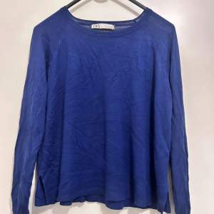Superfin blå tröja från Zara som tyvärr inte använts på länge i mycket fint skick!💕