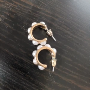 Örhenge  - Fina B örhengen med det lila exrta.andvändq max 5 gånger passar både fest och vardags 