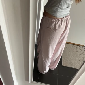 Parachute pants  - Säljer dessa super snygga parachute pants då de inte kommer till användning längre🩷 Köpta i urban outfiters🌸 jättefin skick, inga defekter. Nypris 850