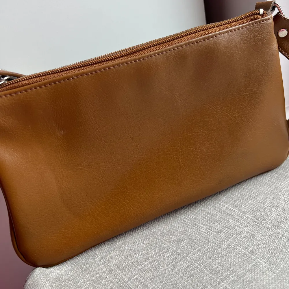 En jättefin brun handväska med lite detaljer på bandet. Väskan har använts men är i väldigt fint skick. Kom gärna med bud!🤎. Väskor.