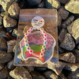 Hjärt armband❤️ - Vi säljer ett jätte gulligt armband med hjärtan. Mönstret på armbandet är regnbåge.🌈 