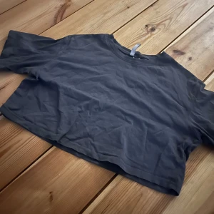 Croppad t-shirt - Perfekt nu när trenden är inne o ha spets under en croppad tröja.  Från hm storlek s. Inte mycket använd 