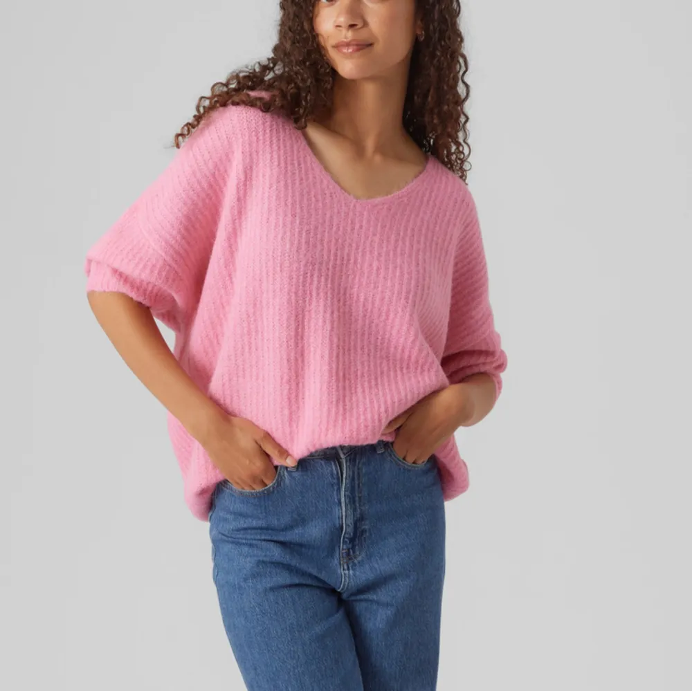 Jag säljer min rosa stickade tröja från Vera Moda i storlek S men jag skulle säga att den passar en M också. Den är jättefin och skön och passar perfekt till lite svalare sena sommarkvällar❤️. Stickat.