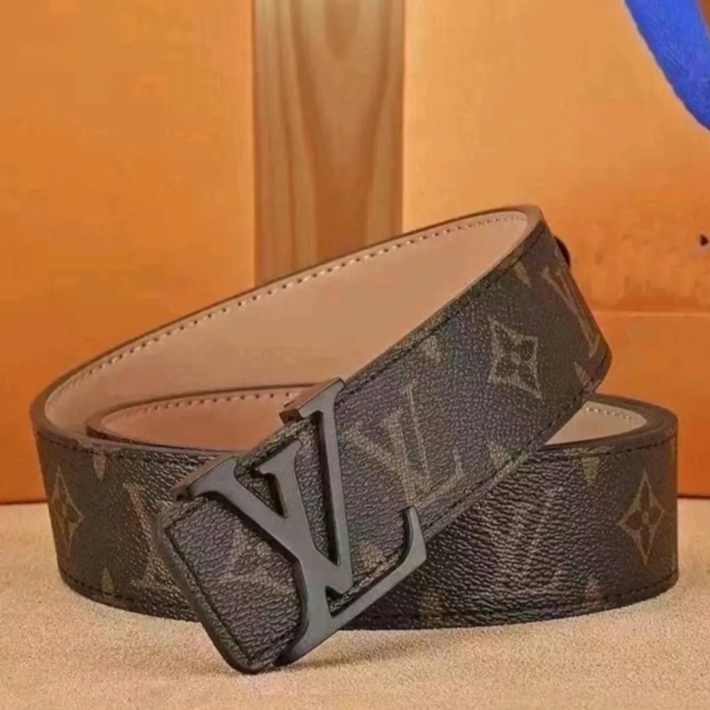 Jag sälja en louis vuitton belte brunt helt ny. Accessoarer.