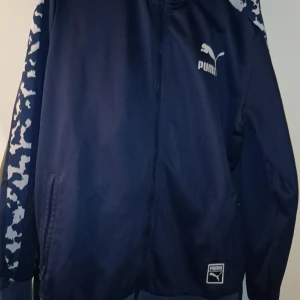 Zip jacka från Puma ny!! - Storlek L. Herr modell men vi som kvinnor passar minst lika bra i dom.  Kan. Fraktas,jag står då för den. Aldrig använd. 