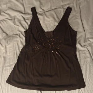 Linne - Super snyggt brunt linne/topp. Storlek M/38, kanske även skulle passa S. Fint skick. Fina paljetter/pärlor/glitter på mitten💗