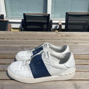 valentino open - Valentino Open (Navy)  - Storlek: 40 fits 41 - Skick: 9/10 - Pris: 2700kr   