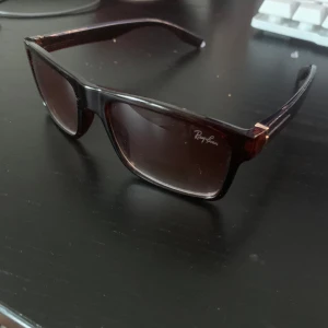 Retro RAY-BAN solglasögon  - Säljer ett par retro raybans, dom är gamla och kommer ej till användning så skriv ett pris så är dom dina 