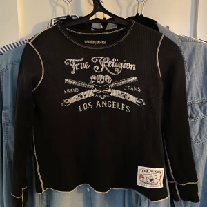 True religion Longsleeve - Superfin trues longsleeve i S (sitter dock som xs) Sjukt fin passform och kvalite!! Knappt använd Finns i sthlm eller frakt!