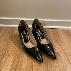 Svarta Klackar - Klackar från Zara i bra skick!