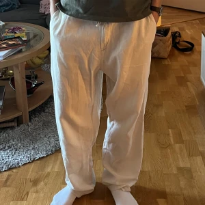 Linnebyxor - H&M - Beiga linnebyxor från H&M. Är i mycket bra skick och perfekta till sommaren!