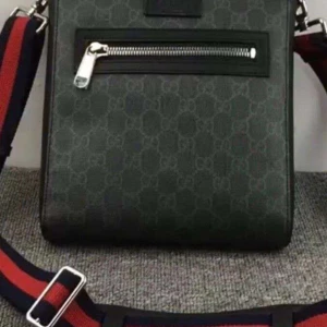 Gucci väska  - Hej säljer min Gucci väska. Den är 10/10 i skick och har använts 1 gång. Säljer den då jag inte behöver den.