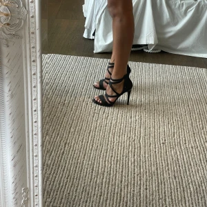 Vintage högklackat  - Säljer mina super fina högklackade skor. Materialet är jätte lyxigt, har enbart använt de 1-2 gånger så de är inprincip i nyskick. Nypris var ca 800 kr❤️