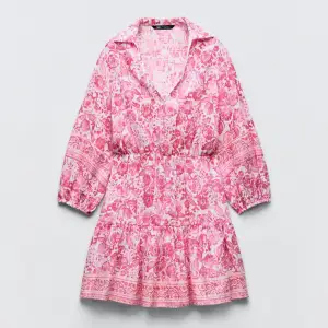 Så söt rosa klänning från zara - perfekt till midsommar!💕Den är i storlek XS och aldrig använd, prislapp finns kvar. Skriv för egna bilder!💕