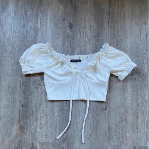 Vit topp - Helt ny utan prislapp, aldrig använd. Jättefin men bara synd att den är lite för stor på mig så säljer den istället :) storlek: S