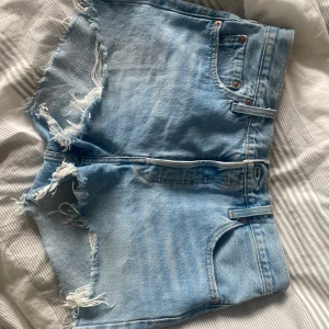 Levis shorts  - Säljer mina shorts köpta förra året. Kommer inte till användning. Passar M skulle jag säga. 