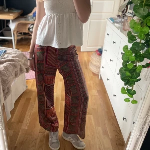 Fina boho byxor  - Fina boho byxor från KappAhl i ett material åt det mjukare hållet 🧡 Det finns ett litet hål strax över knät på högerbenet men tror själv att det lätt kan sys ☺️ 
