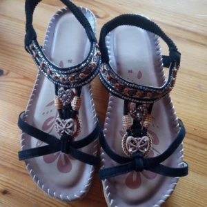 Sandaler med pärlor stl 38/39 - Helt nya och oanvända sandaler med pärlor stl 38/39.