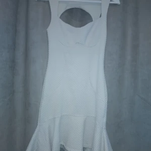 Vit sommarklänning i stl 36 - Bra skicka Stretchig och extra tyg vid bysten vilket ger snyggare bröst 