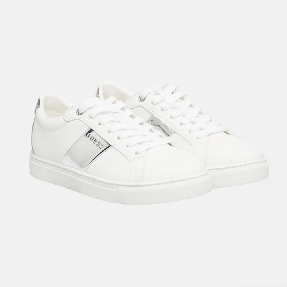 Säljer mina helt nya Guess sneakers. Säljer då de ej passade mig i storlek.   Storlek 37 (stor i skorleken så skulle passa storlek 38) Pris: 650kr. Skor.