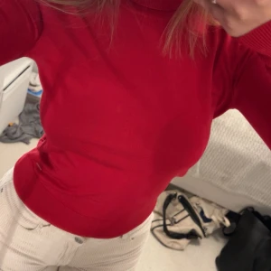 Polo tröja - Röd polotröja från Holly & White. Super skön och endast använd 1 gång. Långärmad.