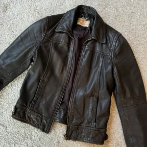 Cool skinn jacka  - Otroligt cool skinnjacka. Figursydd