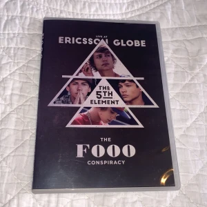 SIGNERAD the fooo conspiracy konsert-dvd - The Fooo Conspiracys konsert ”The 5th Element” i globen. Signerad av alla killar!!🖤  Aldrig spelad. Märken på plasten men annars i superfint skick! 