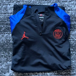 PSG Tränings Tröja - Psg tröja som är helt ny, säljer pga av fel storlek pris kan diskuteras 