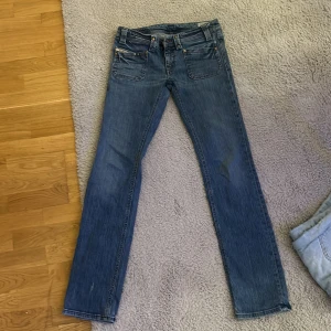 Lågmidjade disel jeans  - Så så fina och sååå lågmidjade, för stora för mig… W30 L32